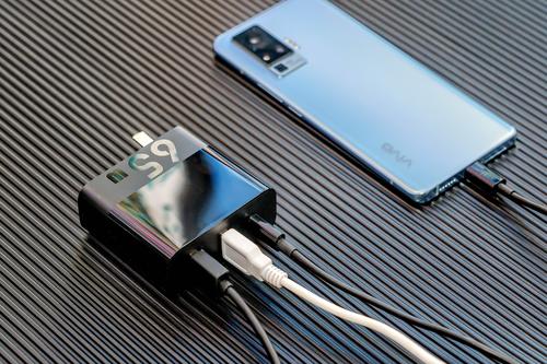 紫米 65W PD 充电器:小巧便携的快充神器