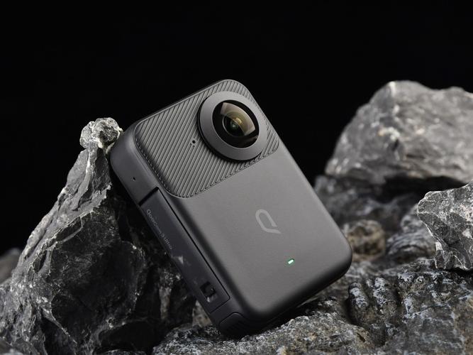 QooCam 3 Ultra：8K 全景 + IP68 防水，运动相机天花板