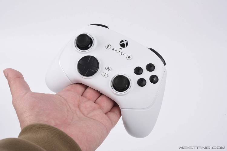 Razer Kishi V2手游手柄实测：Type-C直连能否提升手游沉浸感？