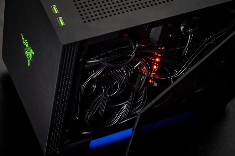 雷蛇战斧Mini-ITX机箱：性能主机的空间魔术