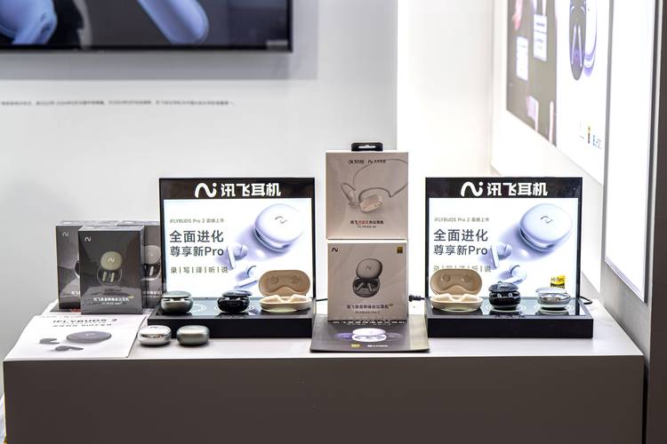 AI 耳机的未来:讯飞、万魔、索尼的功能创新实测