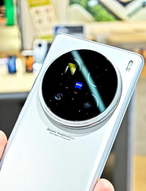 vivo X200 Ultra:富士联名调校 + 200MP 长焦,单反级画质手机诞生?