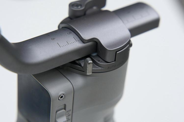 大疆 Mavic 4 球形云台:-90° 至 + 80° 旋转,专业级运镜轻松实现?