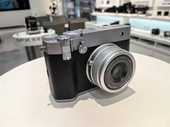 富士 GFX100RF:1.02 亿像素中画幅 + 固定镜头,便携与画质兼得?