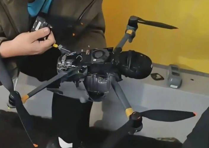 大疆 Mavic 4 航拍体验：4K 视频防抖 + AI 目标检测，行业无人机新标杆