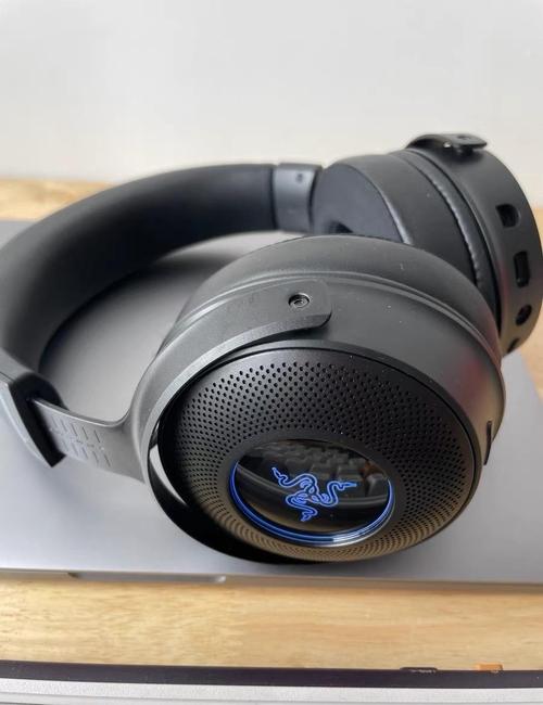 Razer Kraken X耳机测评：轻量化设计能否兼顾音质与舒适度？