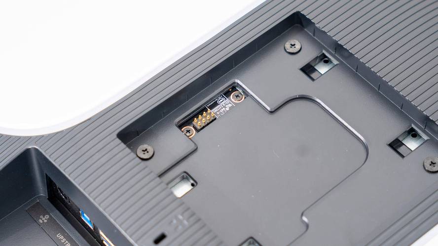 雷鸟 U8 Mini LED 显示器实测:1152 分区背光与 HDR1400 认证