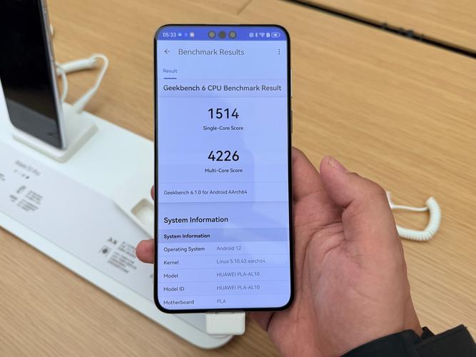 华为 Mate 70 深度评测:麒麟 9010 芯片与 5300mAh 大电池的性能革命