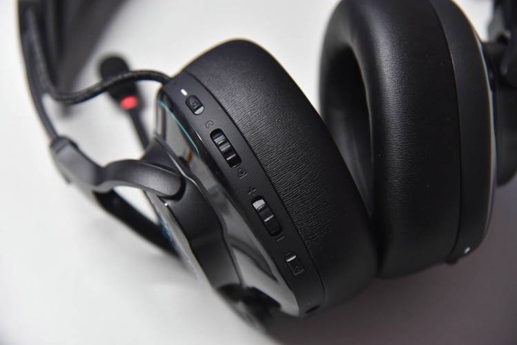 JBL Quantum 810电竞耳机评测:7.1声道如何提升游戏沉浸感