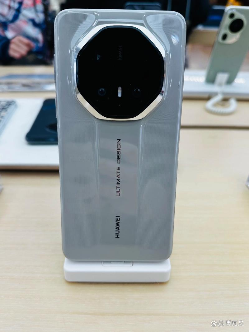 华为 Mate 70 RS 非凡大师:航天级材料 + 卫星通信,商务旗舰标杆?