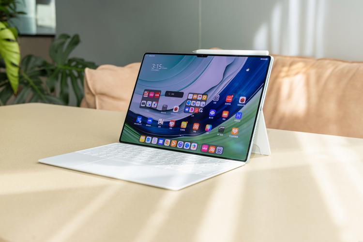 华为 MatePad Pro 13.2 英寸 2025:柔性 OLED + 鸿蒙 AI,生产力平板?