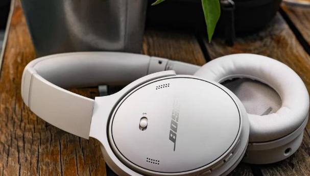 Bose QuietComfort Ultra：24 小时续航 + 空间音频，商务出行必备？