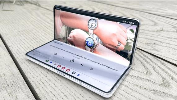 折叠屏手机市场现状:华为 Mate XT、三星 Galaxy Z Fold6 谁更实用?