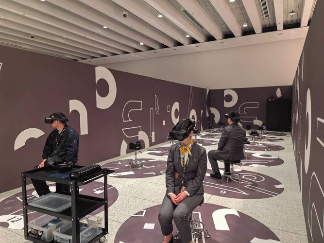 VR “沉浸式虚拟演唱会”:观众可自定义视角 + 与虚拟歌手互动,体验升级