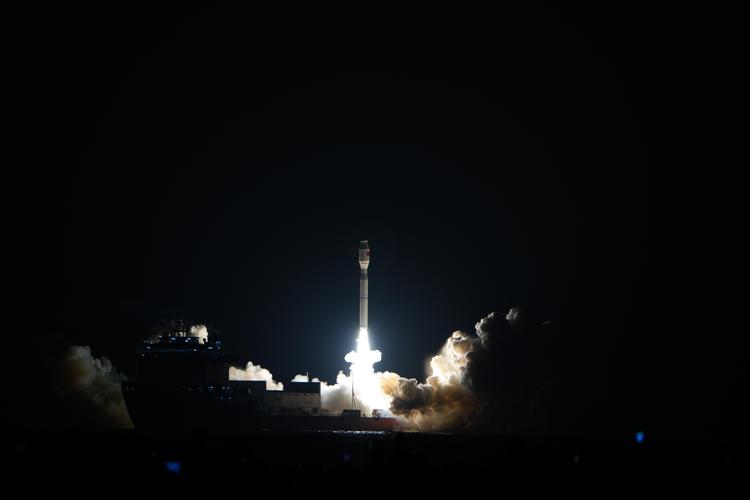 商业航天 “一箭多星” 新纪录:单火箭发射 50 颗卫星,组网成本再降