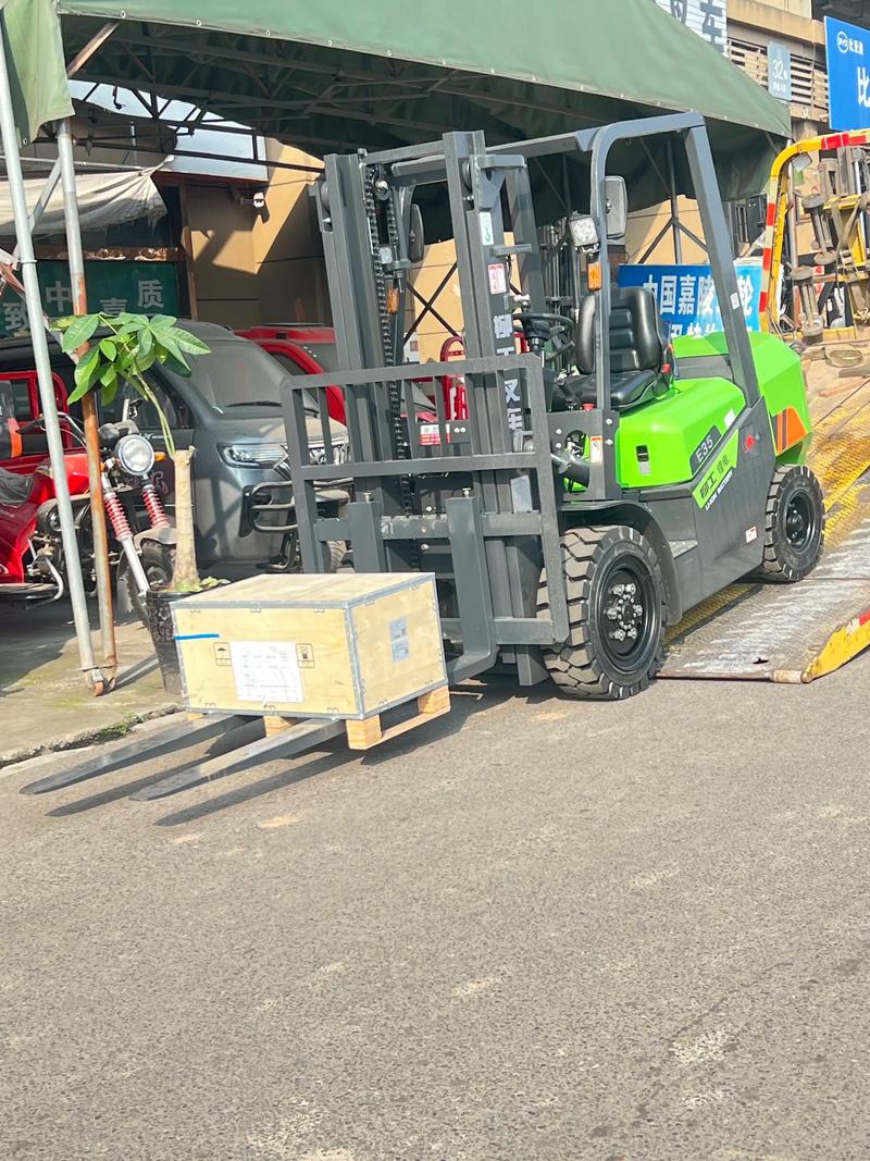 氢燃料电池叉车:续航超 8 小时,加氢 10 分钟,物流仓储零排放转型