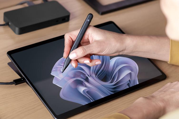 微软 Surface Pro 10 评测：可拆卸键盘 + 触控笔，二合一平板依旧能打？​