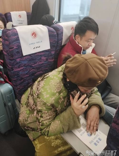 大妈用化肥袋打包高铁坐垫
